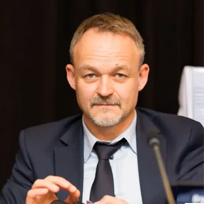 Dyrektor generalny Wspólnej Organizacji Interoceanmetal. Absolwent kierunku oceanotechnika na Politechnice Szczecińskiej oraz kierunku transport morski w Akademii Morskiej w Szczecinie. Zarządza całością działań organizacji Interoceanmetal związanych z projektem eksploracji złóż konkrecji polimetalicznych strefy Clarion-Clipperton na Pacyfiku w ramach posiadanej licencji eksploracyjnej Międzynarodowej Organizacji Dna Morskiego. Pracownik naukowy Politechniki Morskiej w Szczecinie, zajmuje się problematyką projektowania okrętów i obiektów oceanotechnicznych oraz systemów wydobywczych górnictwa morskiego.