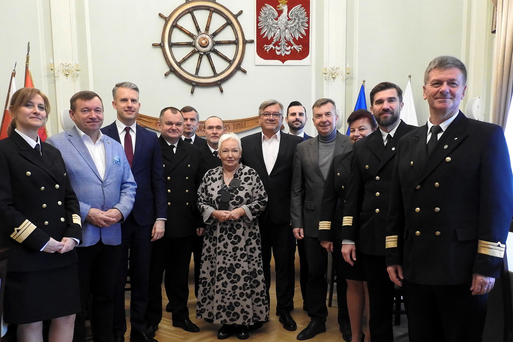 Władze Politechniki Morskiej w Szczecinie wraz z przedstawicielami Zachodniopomorskiego Zespołu Parlamentarnego w Sali Senatu