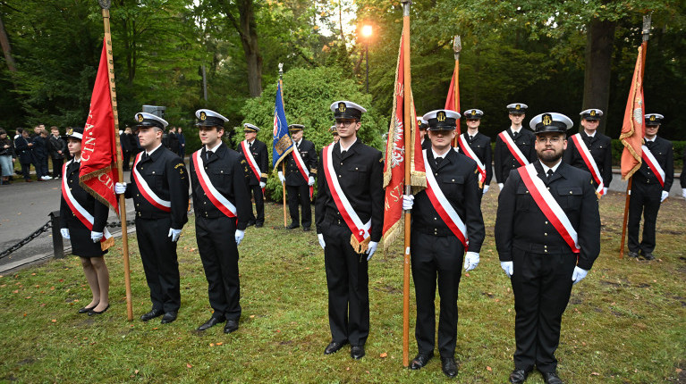 Poczty historycznych sztandarów szczecińskich szkół morskich na apelu pamięci przy pomniku "Tym, którzy nie powrócili z morza"