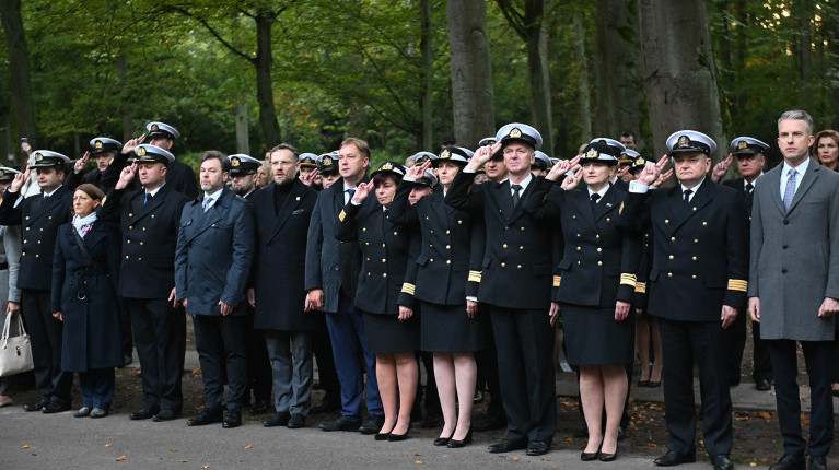 Delegacja władz PM salutuje podczas apelu przy pomniku "Tym, którzy nie powrócili z morza"