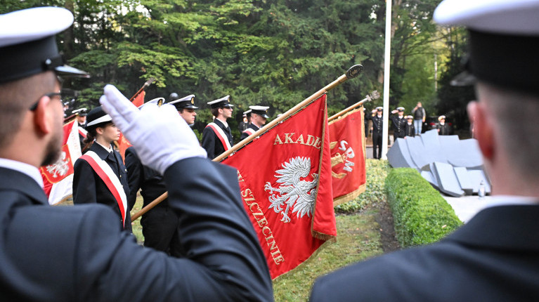 Poczty historycznych sztandarów szczecińskich szkół morskich na apelu pamięci przy pomniku "Tym, którzy nie powrócili z morza"