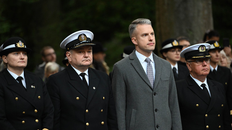 Przedstawiciele władz PM i Sekretarz Stanu A. Marchewka podczas apelu przy pomniku "Tym, którzy nie powrócili z morza"