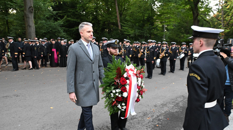 Delegacja w asyście studenta PM składa wieniec pod pomnikiem "Tym, którzy nie powrócili z morza" na Cmentarzu Centralnym w Szczecinie