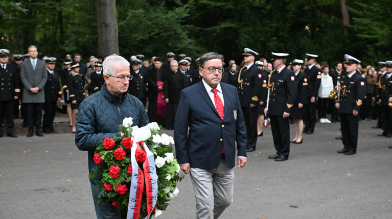 Delegacja składa wieniec pod pomnikiem "Tym, którzy nie powrócili z morza" na Cmentarzu Centralnym w Szczecinie