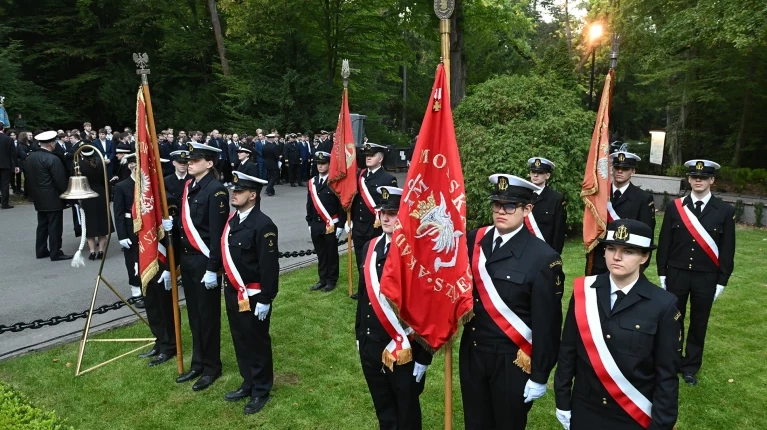 Poczty historycznych sztandarów szczecińskich szkół morskich na apelu pamięci przy pomniku "Tym, którzy nie powrócili z morza"