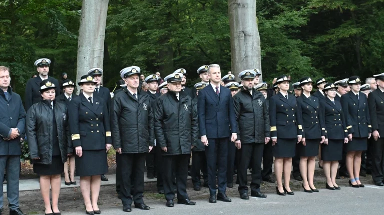 Uczestnicy apelu pamięci pod pomnikiem "Tym, którzy nie powrócili z morza" na Cmentarzu Centralnym