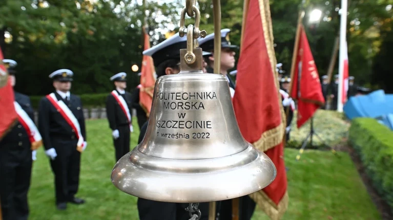 Dzwon PM i poczty historycznych sztandarów szczecińskich szkół morskich na apelu pamięci przy pomniku "Tym, którzy nie powrócili z morza"