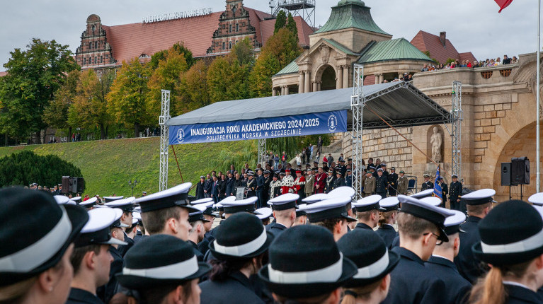 Studenci Politechniki Morskiej podczas inauguracji roku akademickiego u podnóża Wałów Chrobrego w Szczecinie