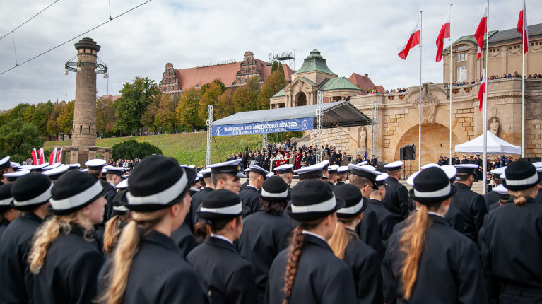 Studenci Politechniki Morskiej podczas inauguracji roku akademickiego u podnóża Wałów Chrobrego w Szczecinie