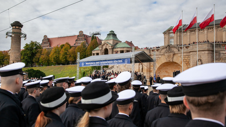 Studenci pierwszego Politechniki Morskiej podczas inauguracji roku akademickiego u podnóża Wałów Chrobrego w Szczecinie