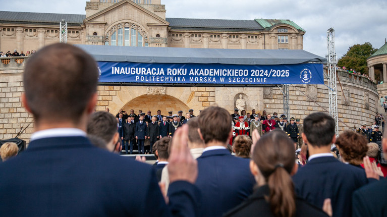 Studenci niemundurowi Politechniki Morskiej ślubują podczas inauguracji roku akademickiego u podnóża Wałów Chrobrego w Szczecinie