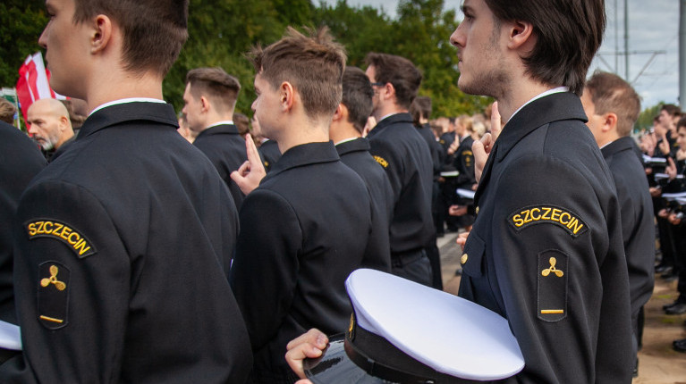 Studenci mundurowi pierwszego roku Politechniki Morskiej podczas ślubowania na inauguracji roku akademickiego 2024/25 na Politechnice Morskiej w Szczecinie