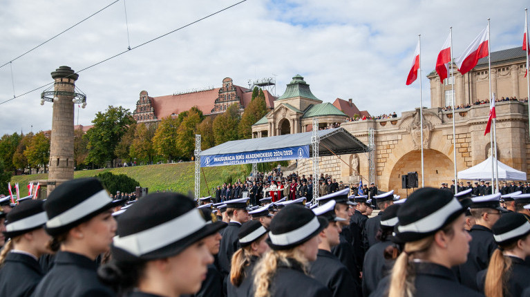 Studenci Politechniki Morskiej podczas inauguracji roku akademickiego u podnóża Wałów Chrobrego w Szczecinie