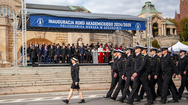 Studenci pierwszego roku Politechniki Morskiej w Szczecinie defilują przed trybuną honorową na uroczystości inauguracji roku akademickiego 2024/25 