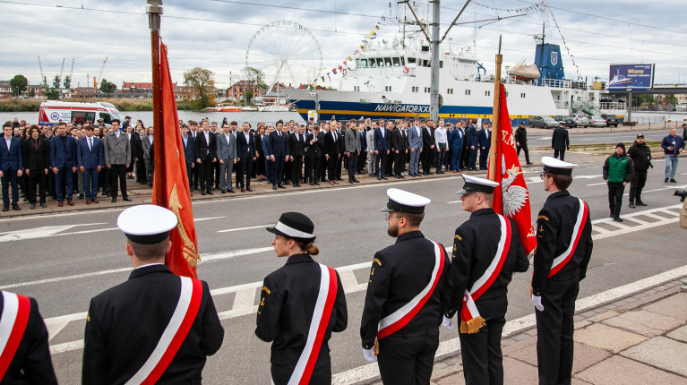 Poczty sztandarowe na inauguracji roku akademickiego 2024/25 na Politechnice Morskiej w Szczecinie