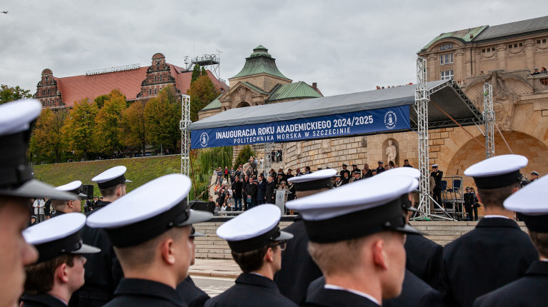 Studenci Politechniki Morskiej podczas inauguracji roku akademickiego u podnóża Wałów Chrobrego w Szczecinie
