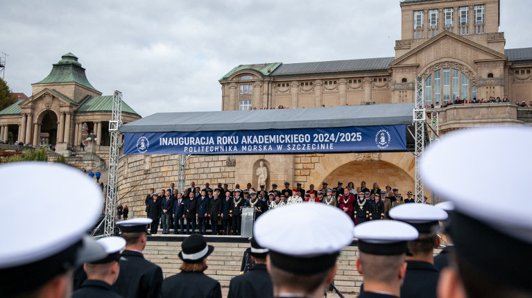 Studenci Politechniki Morskiej podczas inauguracji roku akademickiego u podnóża Wałów Chrobrego w Szczecinie