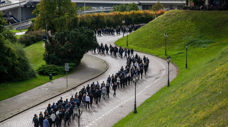 Studenci pierwszego roku wracają pod uczelnię po inauguracji roku akademickiego 2024/25