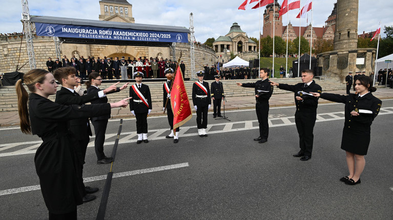 Studenci składają przysięgę na sztandar podczas uroczystości inauguracji roku akademickiego 2024/25 na Politechnice Morskiej w Szczecinie