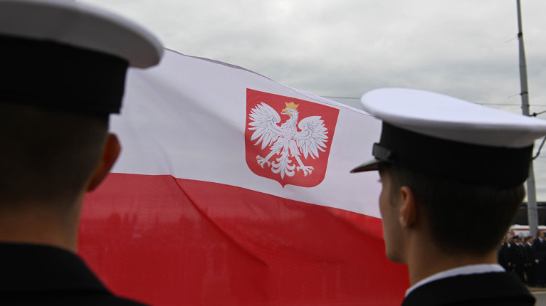 Studenci PM podczas podnoszenia bandery