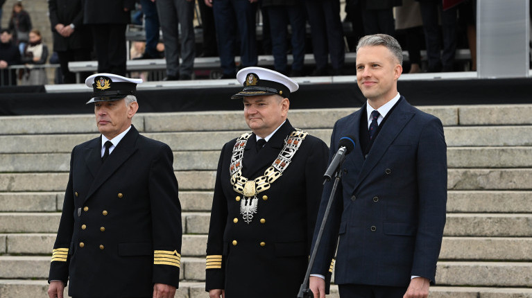 Dowódcza uroczystości Dariusz Stachowiak, Rektor PM Wojciech Ślączka i Sekretarz Stanu Arkadiusz Marchewka podczas inauguracji roku akademickiego 2024/25
