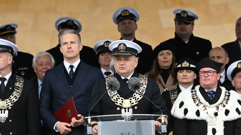Rektor PM Wojciech Ślączka przemawia do studentów podczas inauguracji roku akademickiego 2024/25