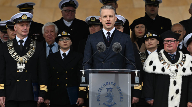 Sekretarz Stanu Arkadiusz Marchewka  przemawia do studentów podczas inauguracji roku akademickiego 2024/25