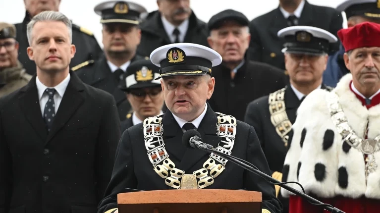 Rektor PM Wojciech Ślączka przemawia podczas uroczystej inauguracji roku akademickiego na Politechnice Morskiej w Szczecinie