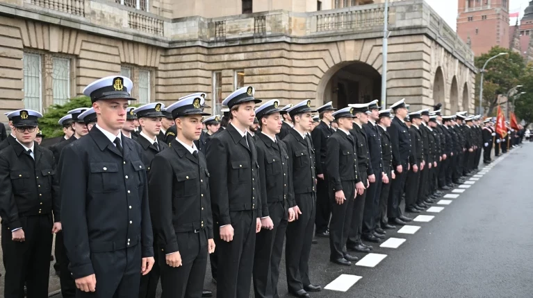 Studenci pierwszego roku w mundurach podczas uroczystej inauguracji roku akademickiego na Politechnice Morskiej w Szczecinie
