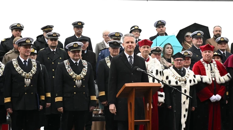 Wiceminister Arkadiusz Marchewka przemawia podczas uroczystej inauguracji roku akademickiego na Politechnice Morskiej w Szczecinie