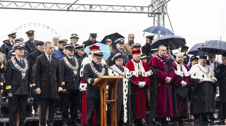 Trybuna honorowa podczas uroczystej inauguracji roku akademickiego na Politechnice Morskiej w Szczecinie