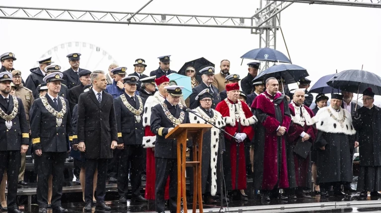Trybuna honorowa podczas uroczystej inauguracji roku akademickiego na Politechnice Morskiej w Szczecinie
