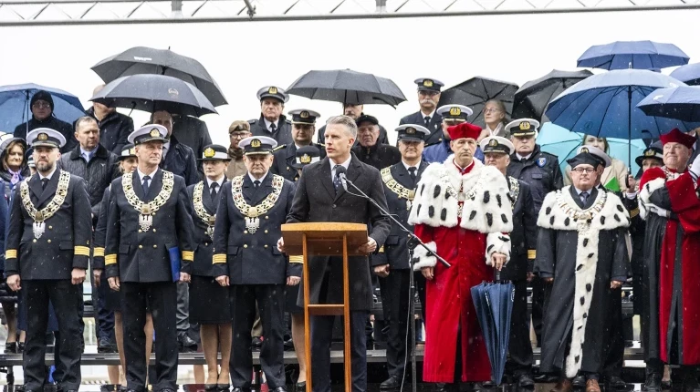 Wiceminister Arkadiusz Marchewka przemawia podczas uroczystej inauguracji roku akademickiego na Politechnice Morskiej w Szczecinie