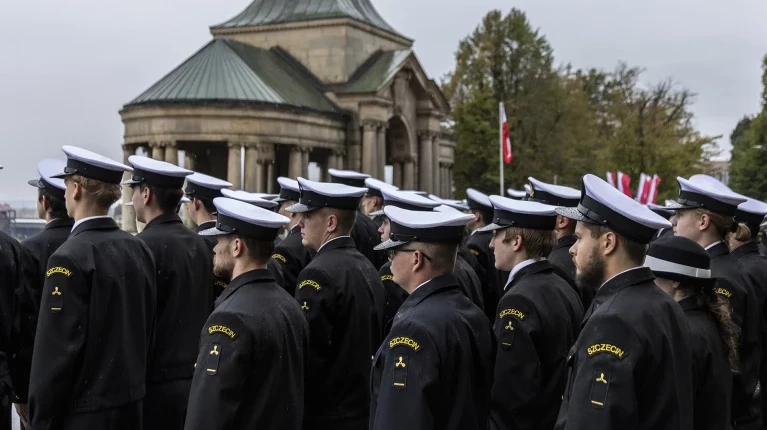 Studenci pierwszego roku PM w mundurach podczas uroczystej inauguracji roku akademickiego na Politechnice Morskiej w Szczecinie