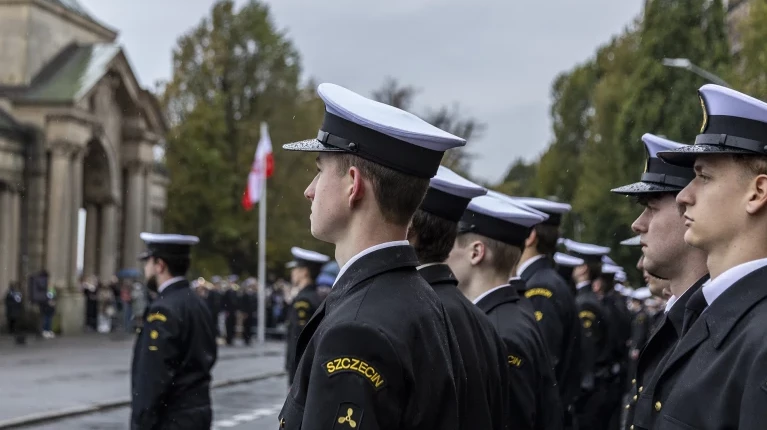 Studenci pierwszego roku w mundurach podczas uroczystej inauguracji roku akademickiego na Politechnice Morskiej w Szczecinie
