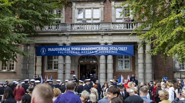 Studenci pierwszego roku witają się z rodzinami i najbliższymi po uroczystej inauguracji roku akademickiego