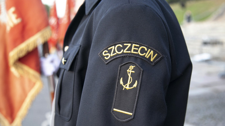 Patki SZCZECIN i symbol Wydziału Nawigacyjnego na ramieniu munduru studenta I roku PM