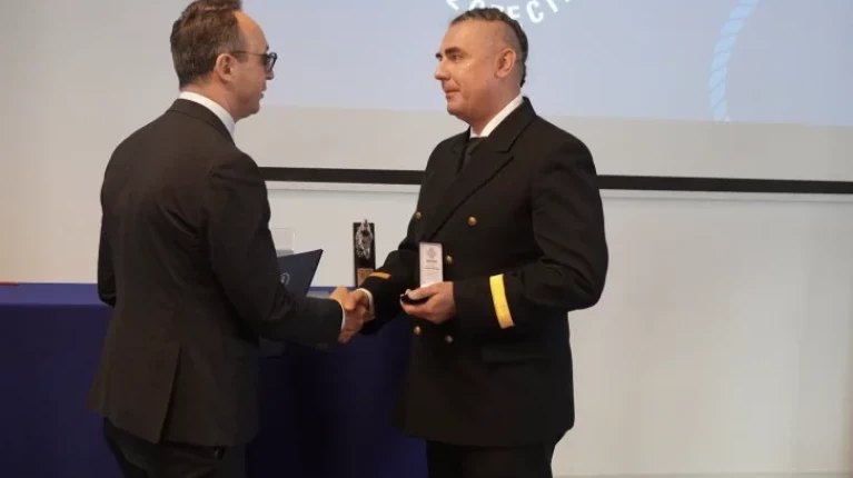 Rektor PM Wojciech Ślączka wręcza Medal Honorowy prof. Leszkowi Chybowskiemu, fot. T. Kwiatkowski