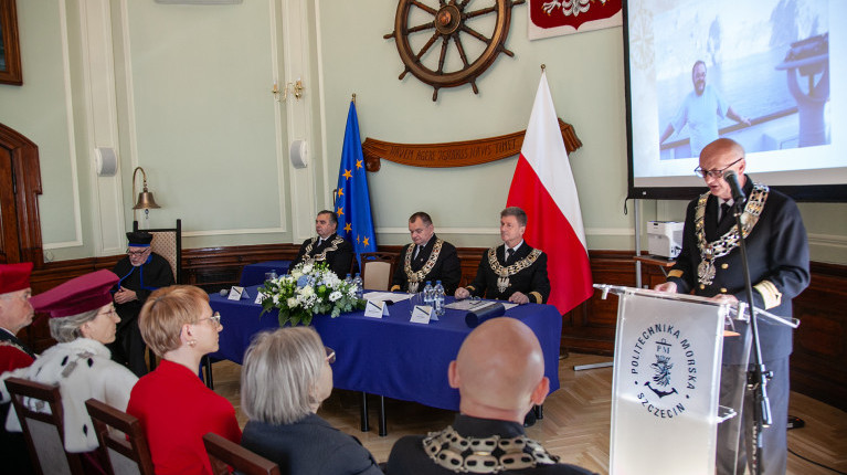 Dziekan WiiT Zbigniew Pietrzykowski przemawia na uroczystości nadania tytułu doktora honoris causa prof. Stanisławowi Gucmie
