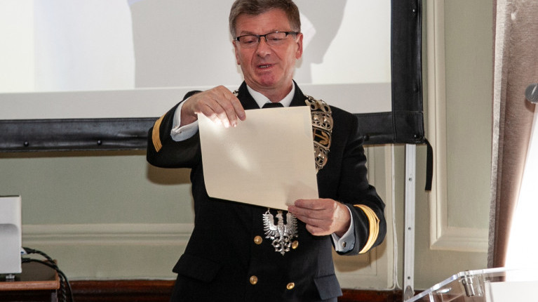 Prorektor PM Artur Bejger odczytuje akt nadania tytułu doktora honoris causa