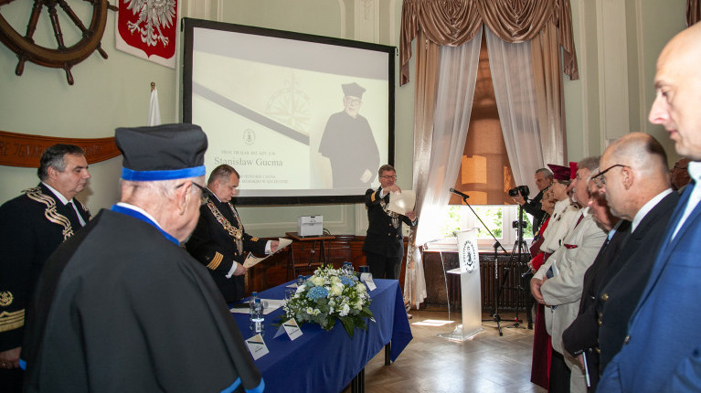 Prokertor PM Artur Bejger przemawia do gości na uroczystości nadania tytułu doktora honoris causa prof. Stanisławowi Gucmie