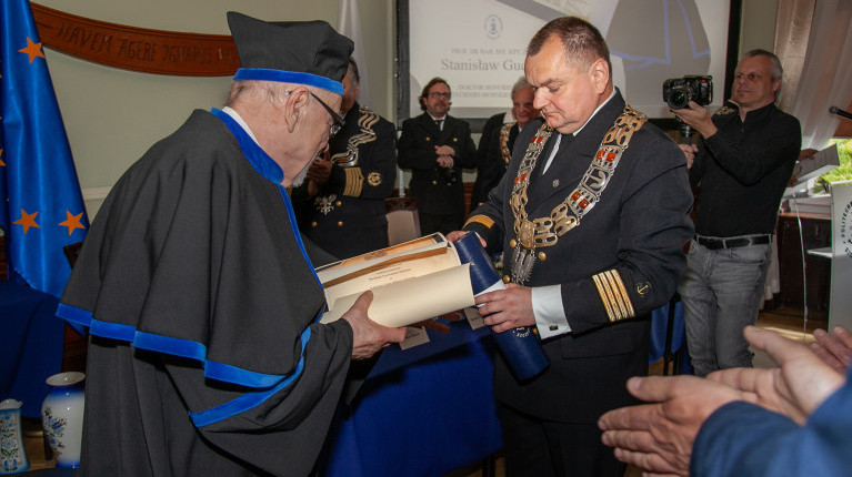 Prof. Statnisław Gucma przyjmuje tytuł doktora honoris causa z rąk JM Rektora Wojciecha Ślączki