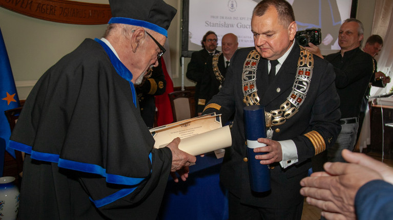 Prof. Statnisław Gucma przyjmuje tytuł doktora honoris causa z rąk JM Rektora Wojciecha Ślączki