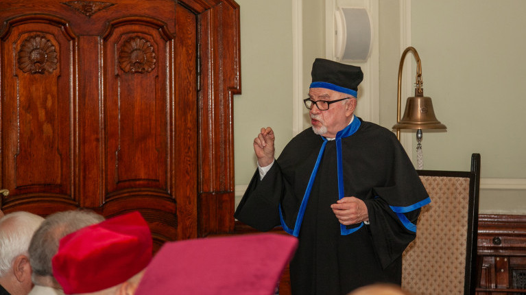 Doktor honoris causa Politechniki Morskiej w Szczecinie prof. Stanisław Gucma przemawia podczas uroczystości