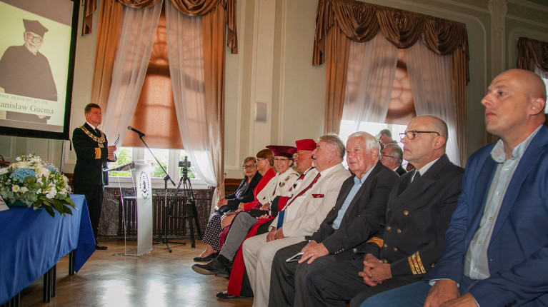 Prokertor PM Artur Bejger przemawia do gości na uroczystości nadania tytułu doktora honoris causa prof. Stanisławowi Gucmie