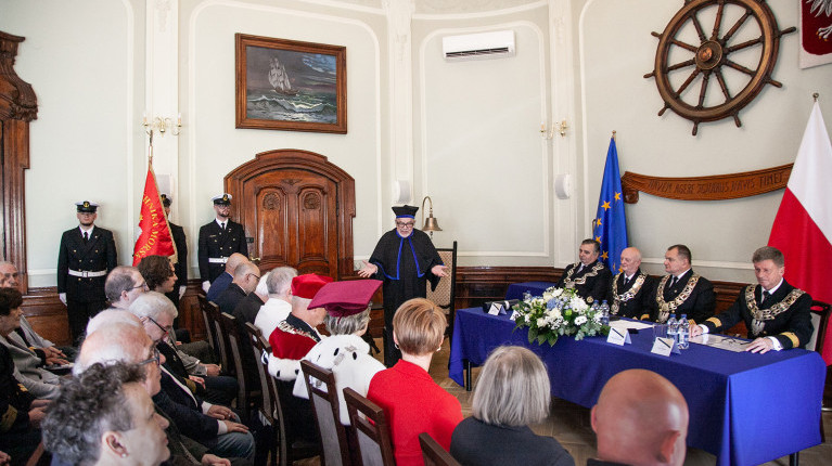 Doktor honoris causa Politechniki Morskiej w Szczecinie prof. Stanisław Gucma przemawia podczas uroczystości