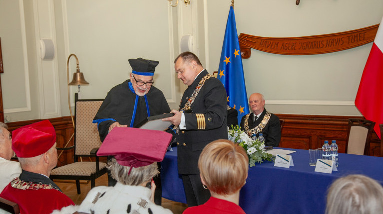 Rektor PM wręcza prezent dla prof. Stanisławowi Gucmie