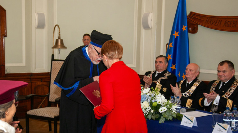 Prof. Stanisław Gucma przyjmuje gratulacje od przedstawicielki Ministra Nauki