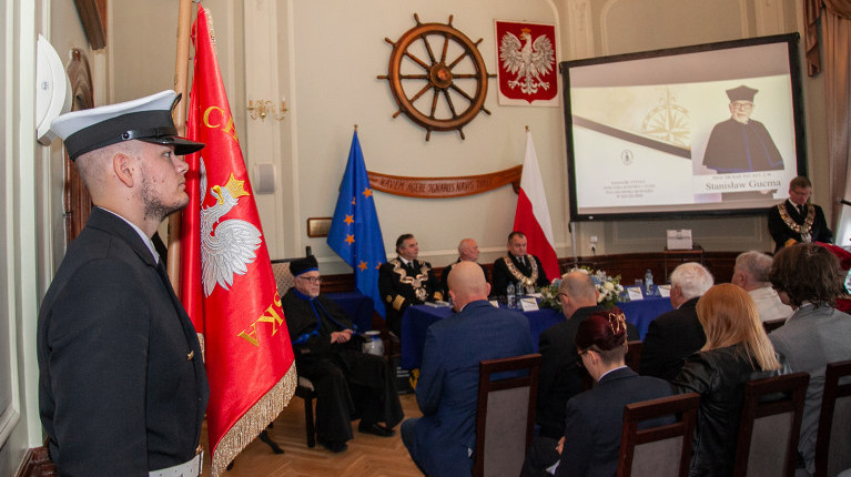 Poczet Sztandarowy KH w Sali Senatu PM podczas uroczystości nadania doktoratu honoris causa