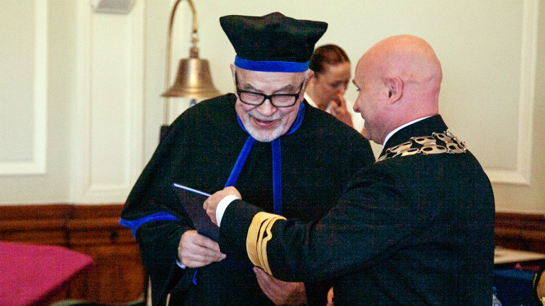 Dziekan WN Paweł Zalewski gratuluje prof. Stanisławowi Gucmie